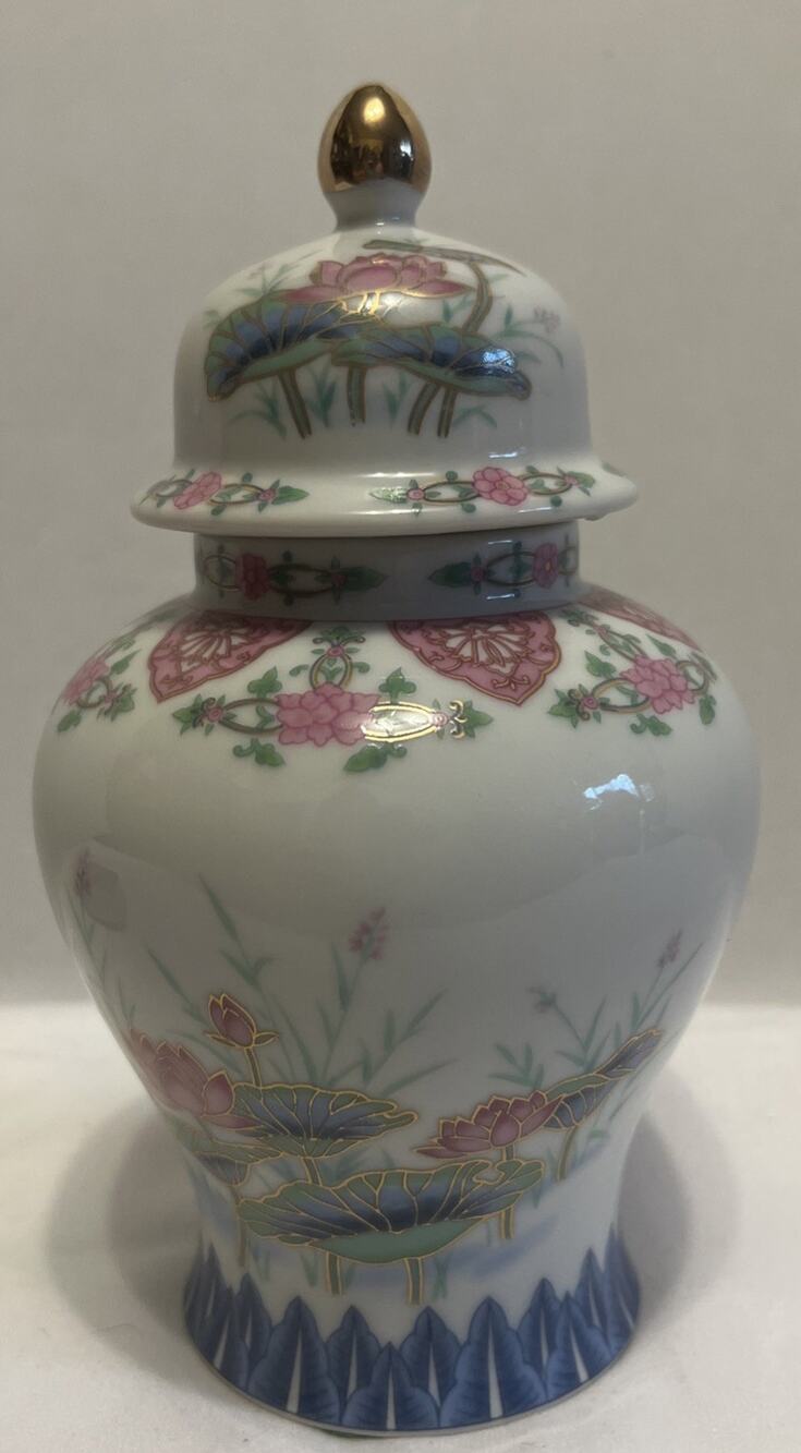 Vintage Hasu Japanese Handpainted Porcelain Ginger Jar 7.25" Tall with lid
